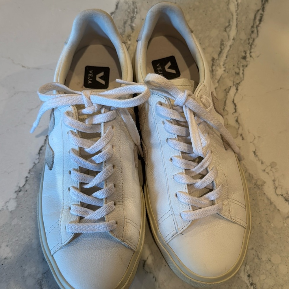 Women’s Veja Campo Sneaker size 9/40